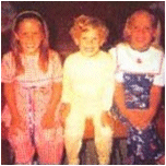 David et ses soeurs  l'age de 18 mois.