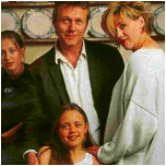 Anthony, sa femme et ses filles Daisy May et Emily Rose.