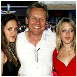 Anthony et ses filles Daisy May et Emily Rose.