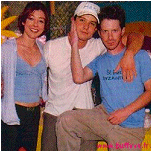 Seth Green et Alyson Hannigan accompagns de Jason Behr, Max dans 'Roswell'.